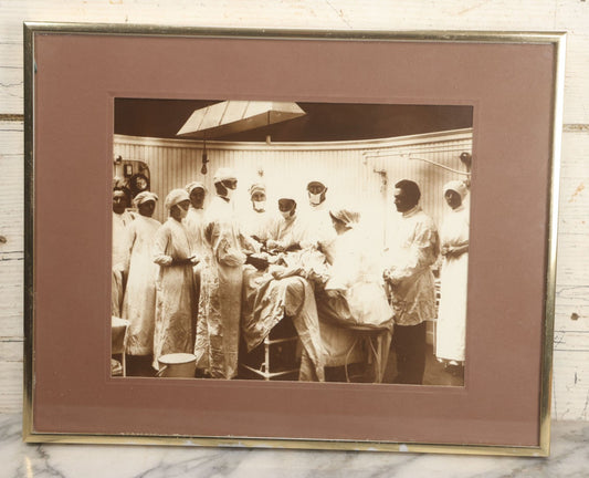Lot 012 - Vintage Photo Reproduction Of Surgeons At Work, New Haven Hospital Operating Room, Original Photo Circa 1908 By T.S. Bronson, Reproduced By Sandler Collection Inc. For The New Haven Colony Historical Society, Connecticut, In Modern Metal Frame