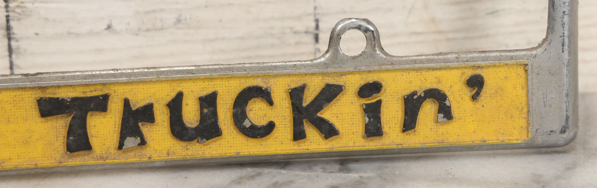 Lot 055 - Vintage "Keep On Truckin'" Metal License Plate Frame Topper