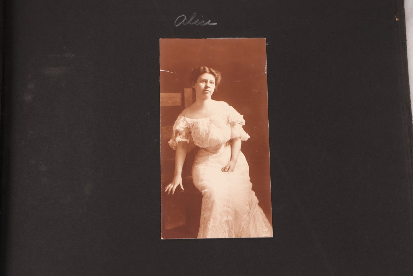 Lot 095 - Antique Family Photo Album With 25+ Portrait And Snapshot Photographs, Mostly Of Children, Including New York Sightseeing Trolley Photo, And Several Additional Loose Snapshot Photos