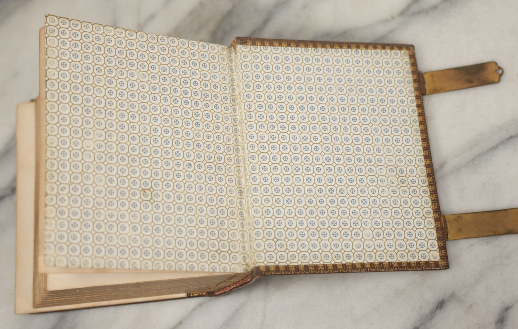 Lot 086 - Antique Family Photo Album With 32 Carte De Visite C.D.V. Photographs And 3 Tintypes, Mostly Of The Clingman Family, Including Photo Of Thomas Clingman, Mortally Wounded At The Battle Of Shiloh, Album By J.B. Lippincott & Co., Philadelphia