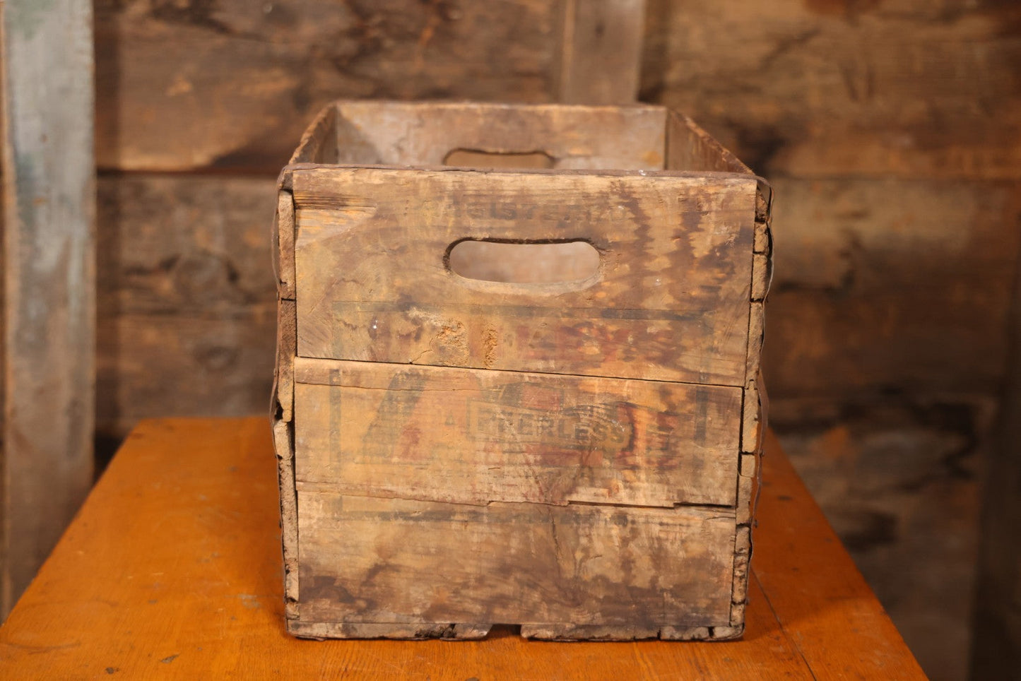 Hanley's Peerless Ale Wooden Advertising Crate With Bulldog Graphics, The James Hanley Company, Providence, Rhode Island