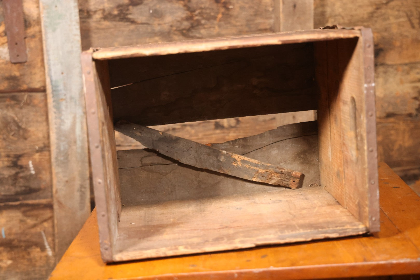 Hanley's Peerless Ale Wooden Advertising Crate With Bulldog Graphics, The James Hanley Company, Providence, Rhode Island