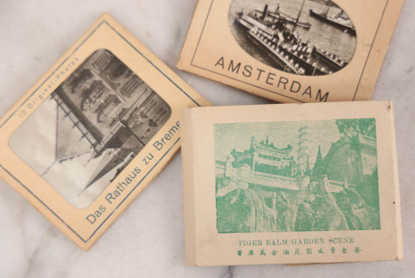 Lot 100 - Grouping Of 12 Vintage Souvenir Folders With Tourism Cards, Some Photo Cards, Depicting Artwork, Landmarks Of Cities And Attractions In Europe, Hong Kong, Paris Zoo, Versailles