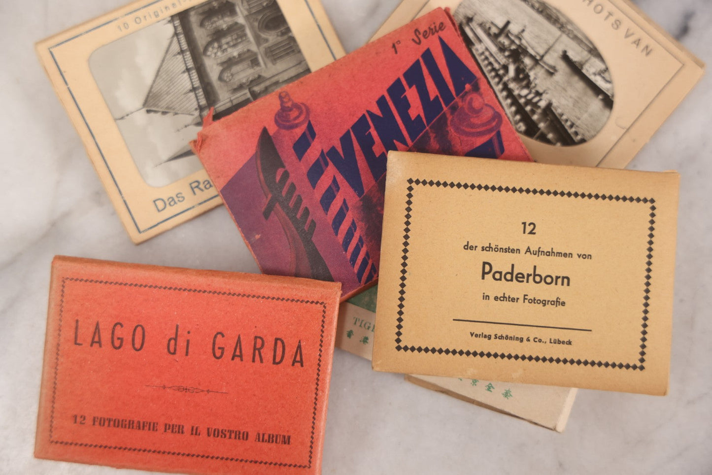 Lot 100 - Grouping Of 12 Vintage Souvenir Folders With Tourism Cards, Some Photo Cards, Depicting Artwork, Landmarks Of Cities And Attractions In Europe, Hong Kong, Paris Zoo, Versailles