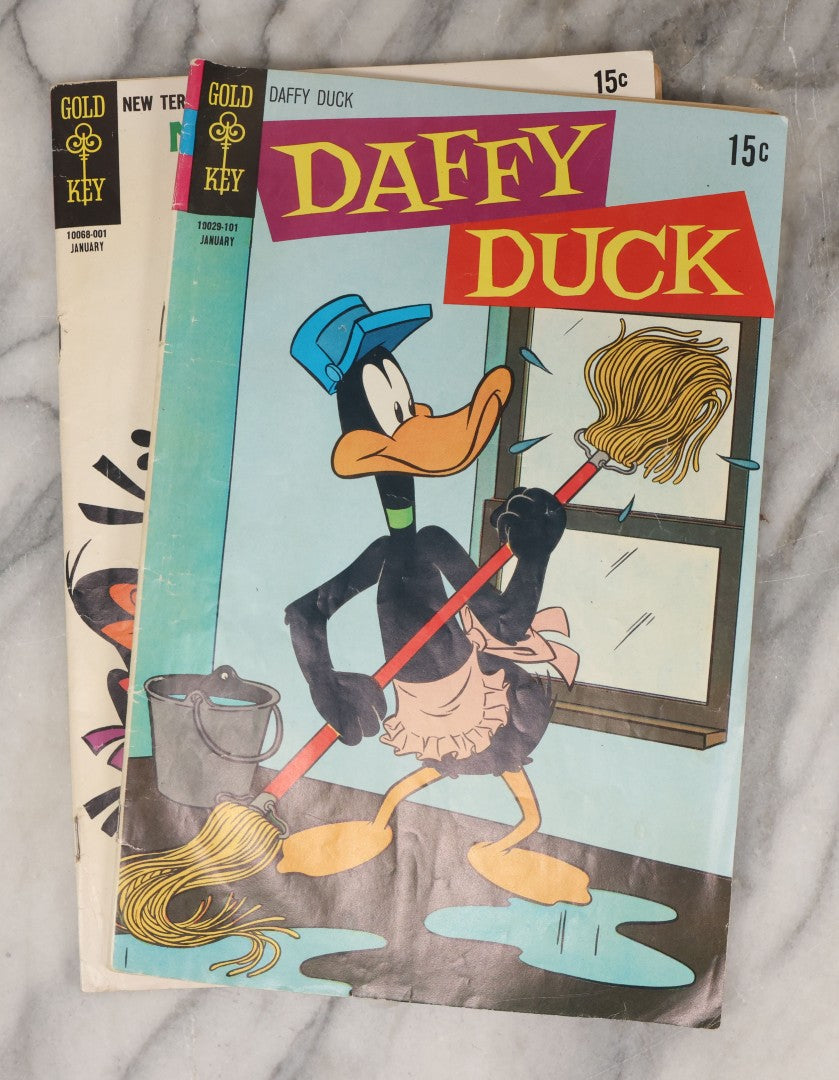 Lot 163 - Grouping Of Six Vintage Gold Key Comics, Including Daffy Duck, Heckle And Jeckle, Top Cat, Road Runner, The Three Stooges, And Bonanza
