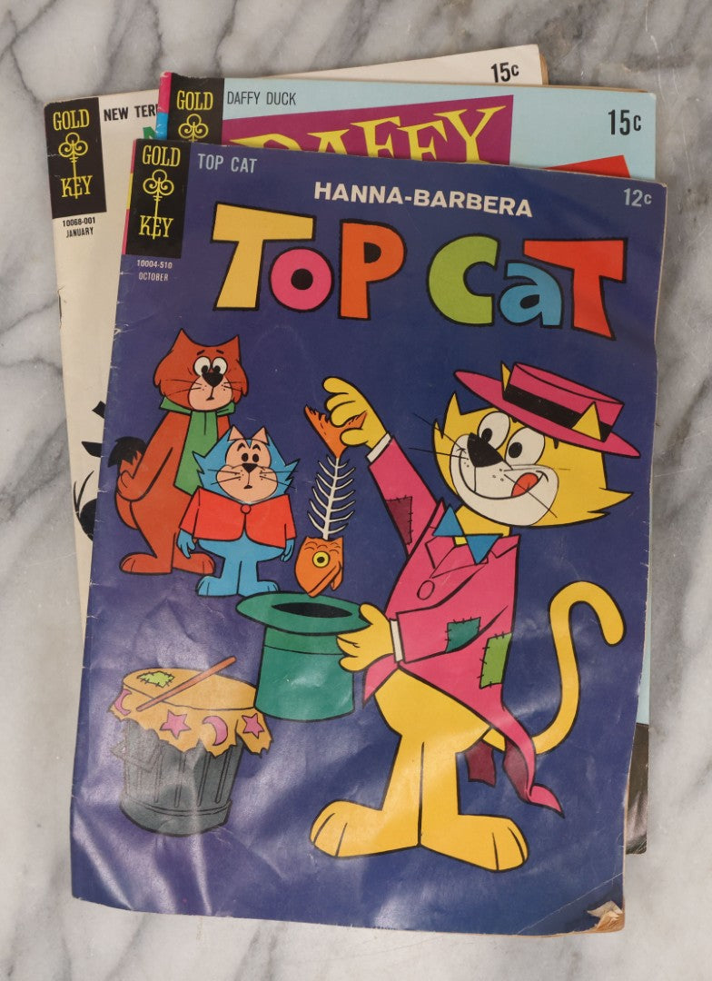 Lot 163 - Grouping Of Six Vintage Gold Key Comics, Including Daffy Duck, Heckle And Jeckle, Top Cat, Road Runner, The Three Stooges, And Bonanza
