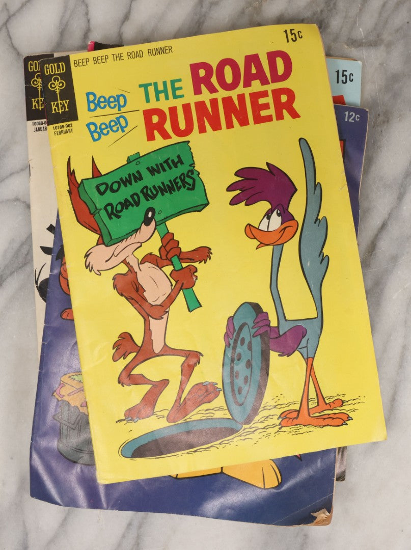 Lot 163 - Grouping Of Six Vintage Gold Key Comics, Including Daffy Duck, Heckle And Jeckle, Top Cat, Road Runner, The Three Stooges, And Bonanza