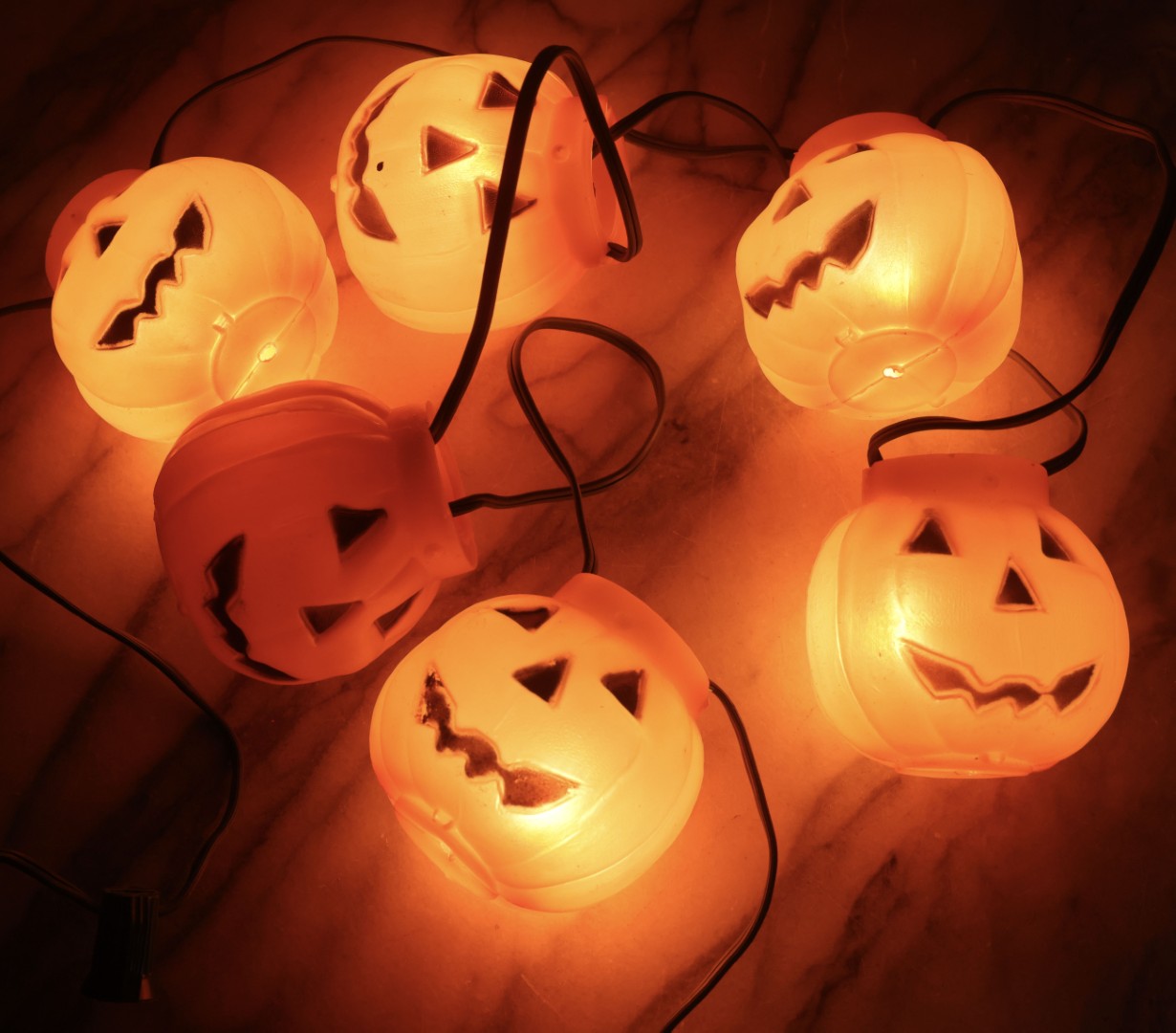 Lot 085 - Vintage Hallowe'en String Light Garland With Six Orange Plastic Jack-O-Lantern JOL. Covers, Gilbert Pat. Pend. Box After Plug, Circa 1960s