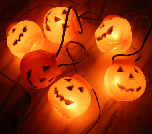 Lot 085 - Vintage Hallowe'en String Light Garland With Six Orange Plastic Jack-O-Lantern JOL. Covers, Gilbert Pat. Pend. Box After Plug, Circa 1960s