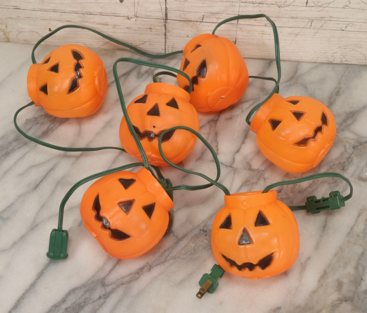 Lot 085 - Vintage Hallowe'en String Light Garland With Six Orange Plastic Jack-O-Lantern JOL. Covers, Gilbert Pat. Pend. Box After Plug, Circa 1960s