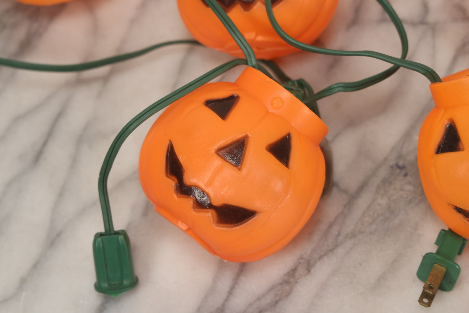 Lot 085 - Vintage Hallowe'en String Light Garland With Six Orange Plastic Jack-O-Lantern JOL. Covers, Gilbert Pat. Pend. Box After Plug, Circa 1960s
