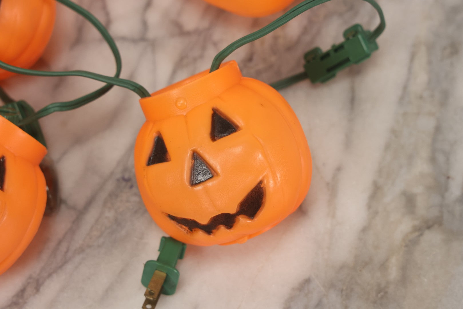 Lot 085 - Vintage Hallowe'en String Light Garland With Six Orange Plastic Jack-O-Lantern JOL. Covers, Gilbert Pat. Pend. Box After Plug, Circa 1960s