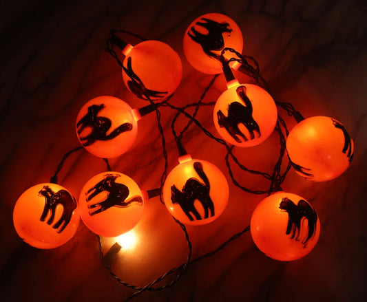 Lot 086 - Vintage Hallowe'en String Light Flashing Garland With Orange Plastic Cat Ball Covers Over Green Christmas Light Wire, Missing One Cat Ball, Circa 1990s