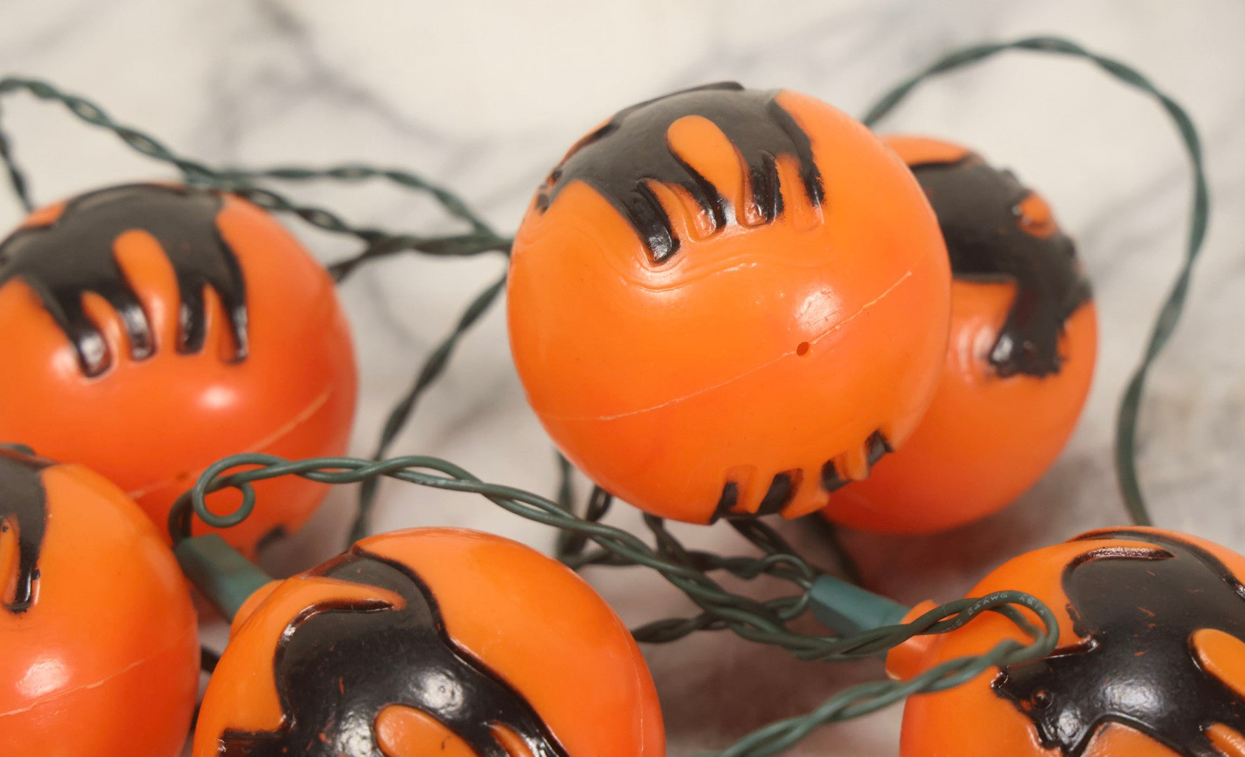 Lot 086 - Vintage Hallowe'en String Light Flashing Garland With Orange Plastic Cat Ball Covers Over Green Christmas Light Wire, Missing One Cat Ball, Circa 1990s