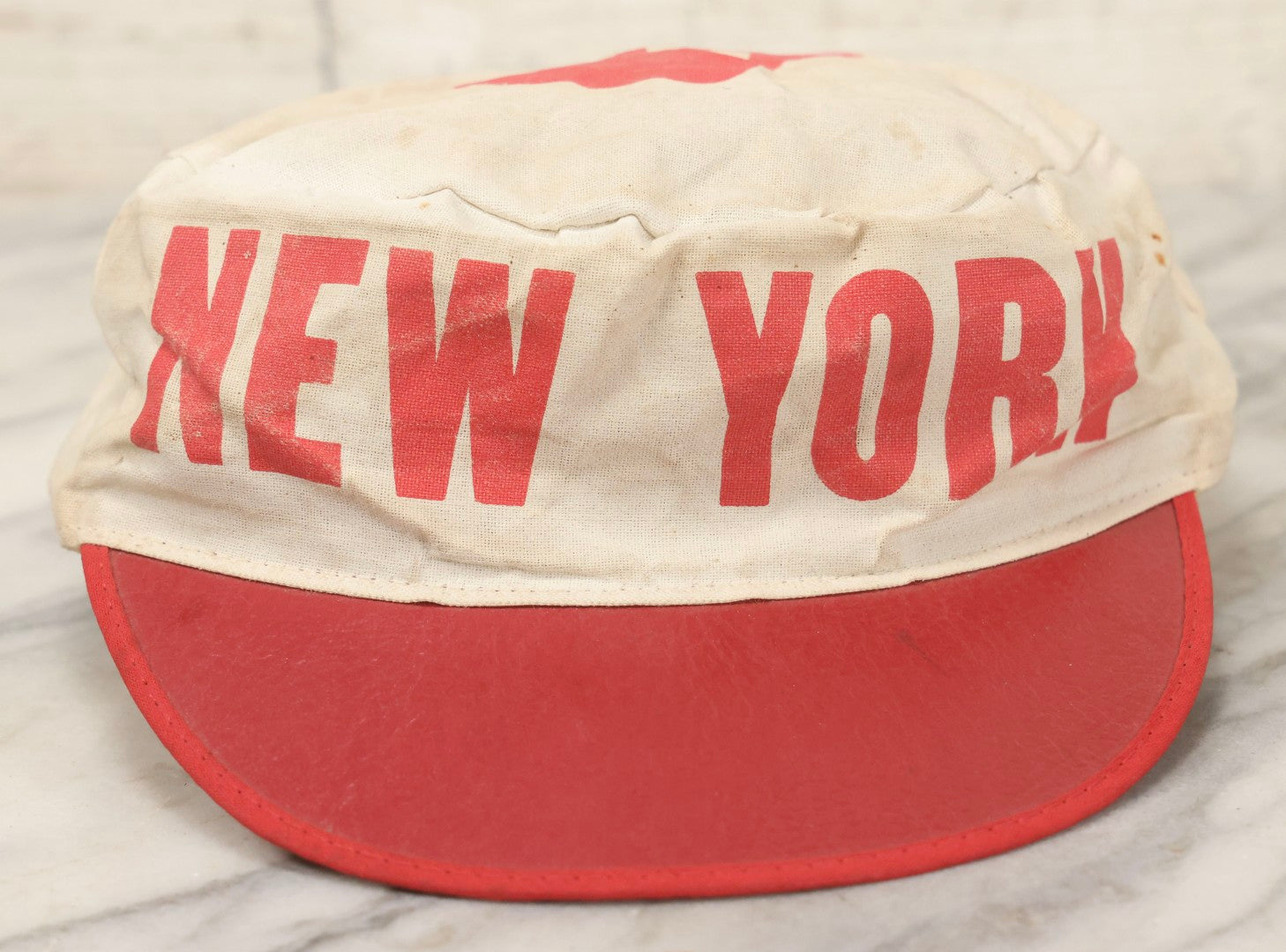 Lot 127 - Vintage 1982 New York Marathon Souvenir Baseball Cap With Red Visor And White Crown