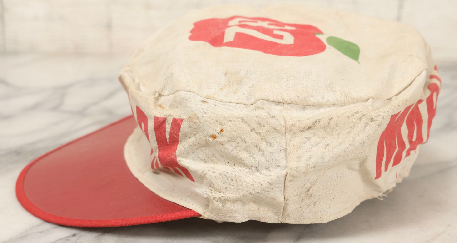 Lot 127 - Vintage 1982 New York Marathon Souvenir Baseball Cap With Red Visor And White Crown