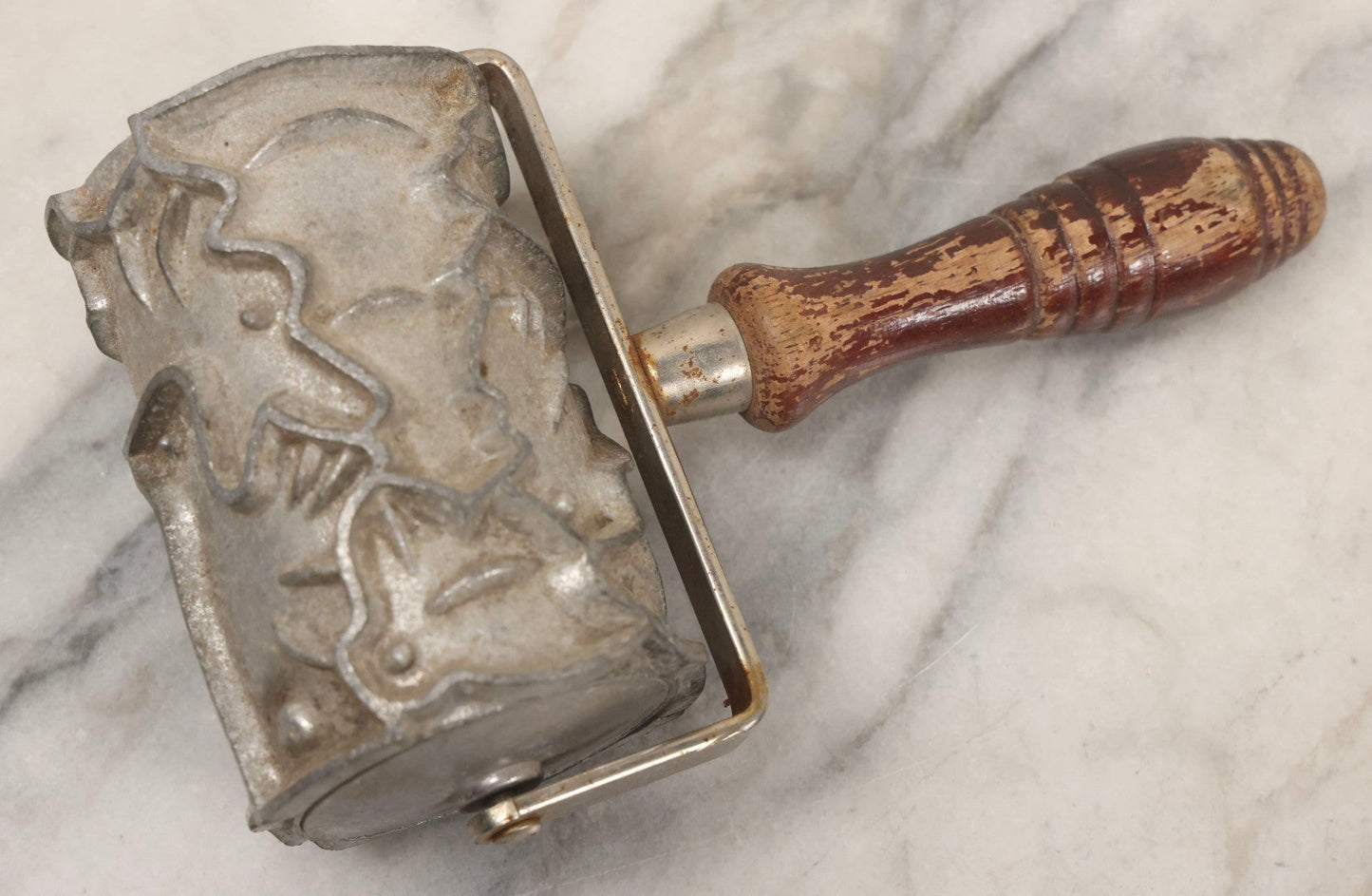 Lot 148 - Vintage Rolling Cookie Cutter Stamp With Interlocking Animal And Nature Motifs