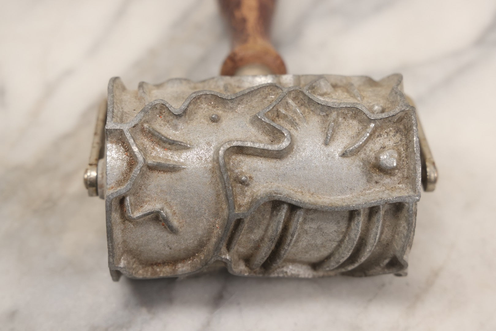 Lot 148 - Vintage Rolling Cookie Cutter Stamp With Interlocking Animal And Nature Motifs