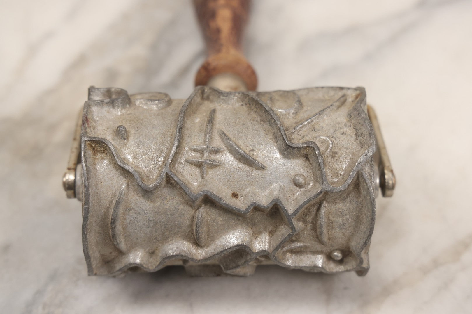 Lot 148 - Vintage Rolling Cookie Cutter Stamp With Interlocking Animal And Nature Motifs