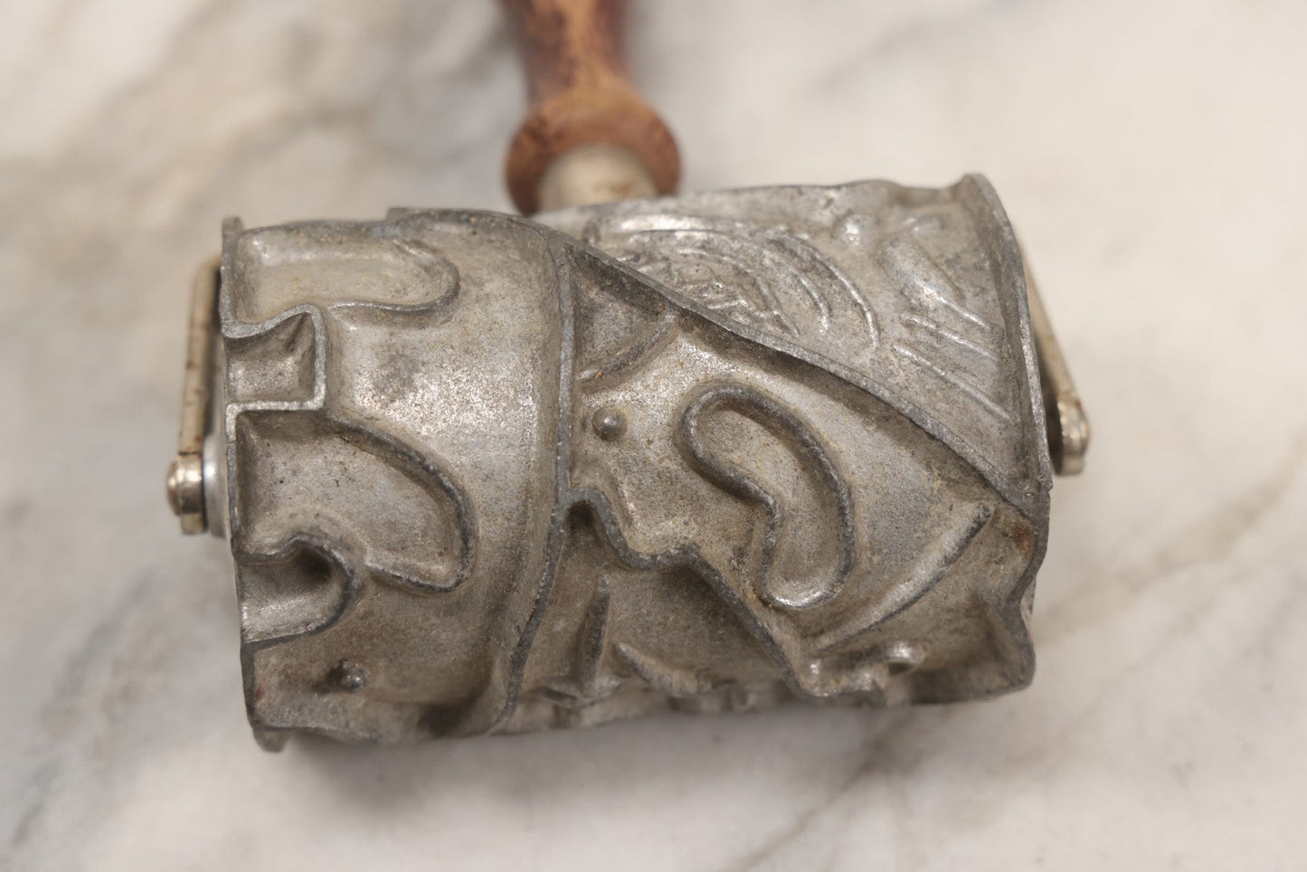 Lot 148 - Vintage Rolling Cookie Cutter Stamp With Interlocking Animal And Nature Motifs