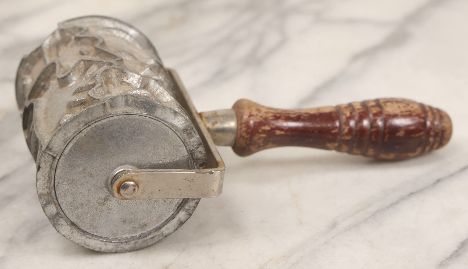 Lot 148 - Vintage Rolling Cookie Cutter Stamp With Interlocking Animal And Nature Motifs