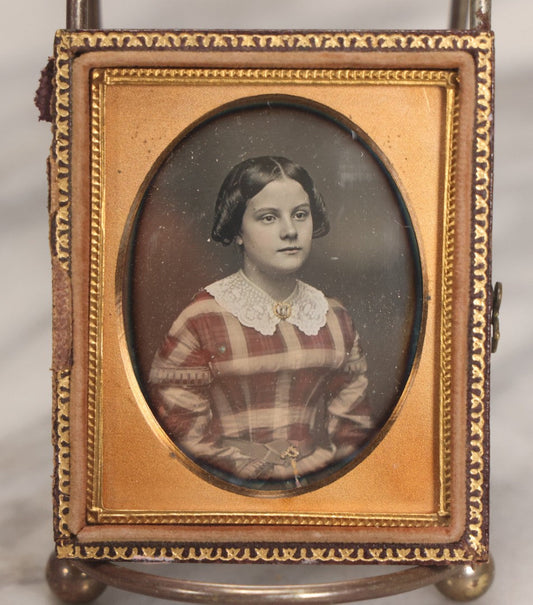 Lot 042 - Antique 1/9th Plate Red Tinted Daguerreotype Photograph Of Pretty Young Woman In Half Leatherette Union Case