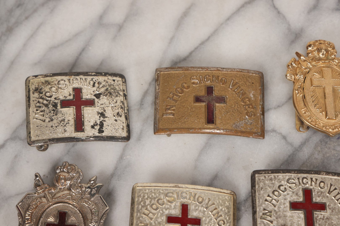 Lot 110 - Grouping Of 22 Vintage And Antique Knights Templar Masonic Belt Buckles With Red Cross And Motto "In Hoc Signo Vinces" ("In This Sign You Shall Conquer")