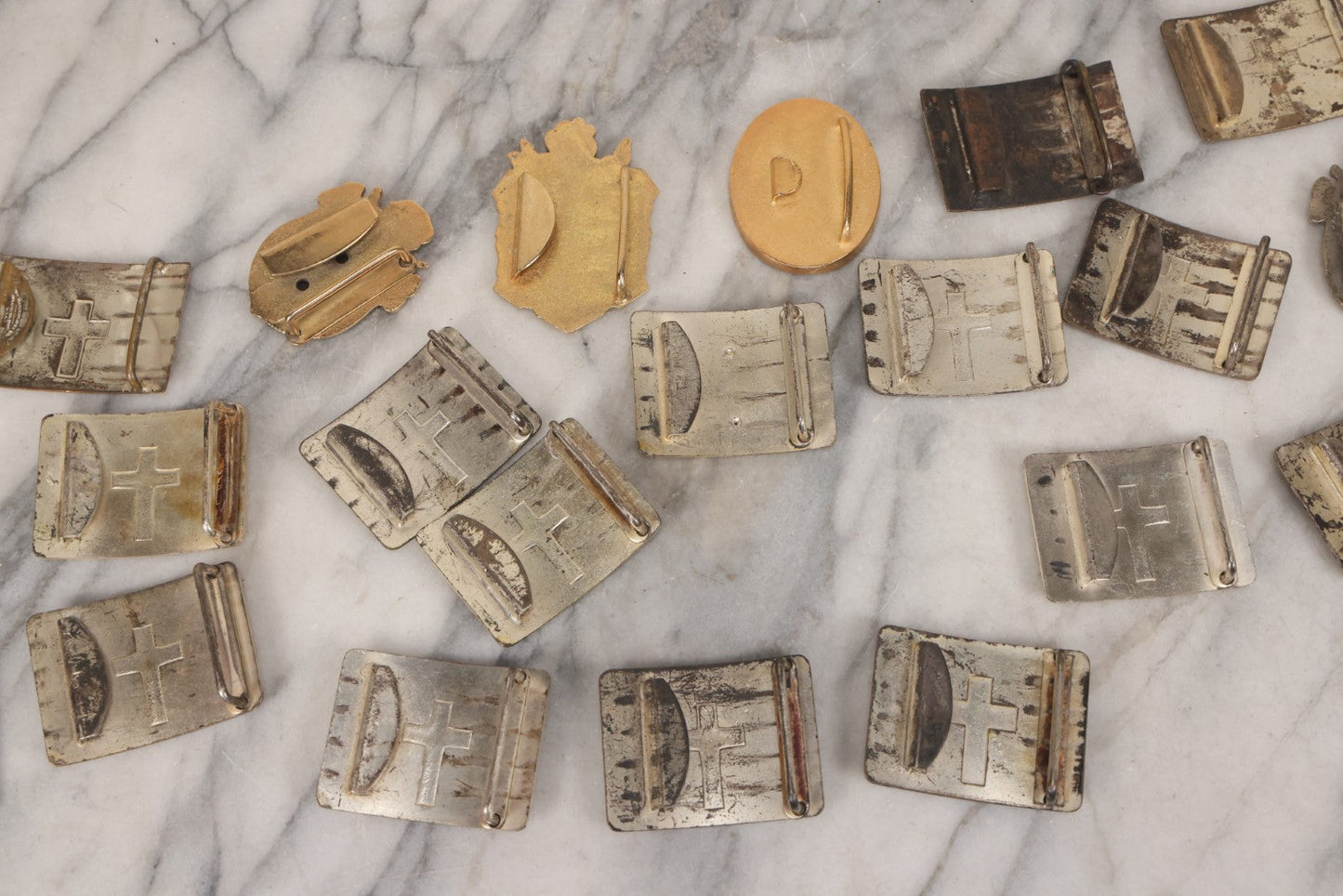 Lot 110 - Grouping Of 22 Vintage And Antique Knights Templar Masonic Belt Buckles With Red Cross And Motto "In Hoc Signo Vinces" ("In This Sign You Shall Conquer")