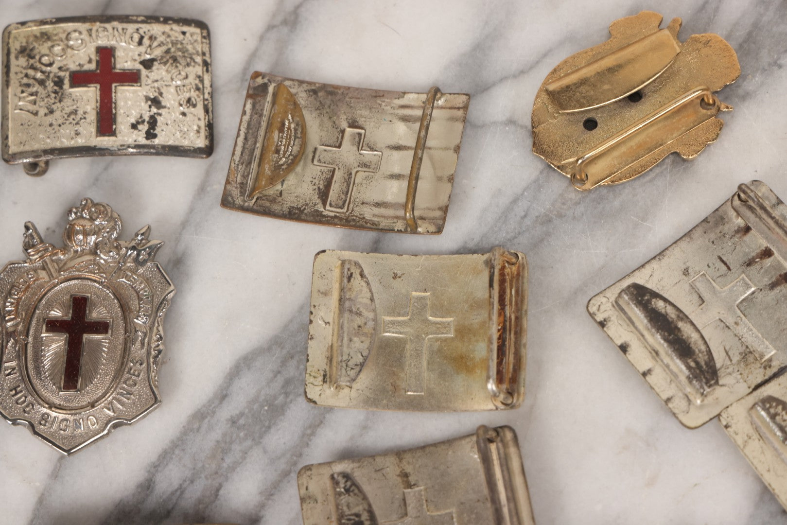 Lot 110 - Grouping Of 22 Vintage And Antique Knights Templar Masonic Belt Buckles With Red Cross And Motto "In Hoc Signo Vinces" ("In This Sign You Shall Conquer")