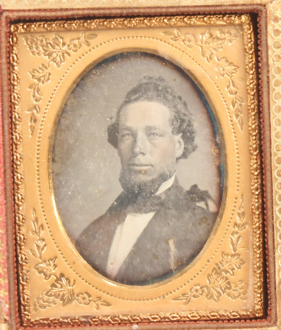 Lot 124 - Antique 1/9th Plate Daguerreotype Photograph Of Bearded Man In Split Lacquered Case With Mother-Of-Pearl Inlay