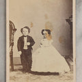 Lot 124 - Antique Carte De Visite C.D.V.. Photograph Of Sideshow Performers Commodore Nutt And Minnie Warren, With John W. Pittock Bookseller And Stationer Label, Pittsburgh, Pennsylvania, Note Trimmed Top And Staining