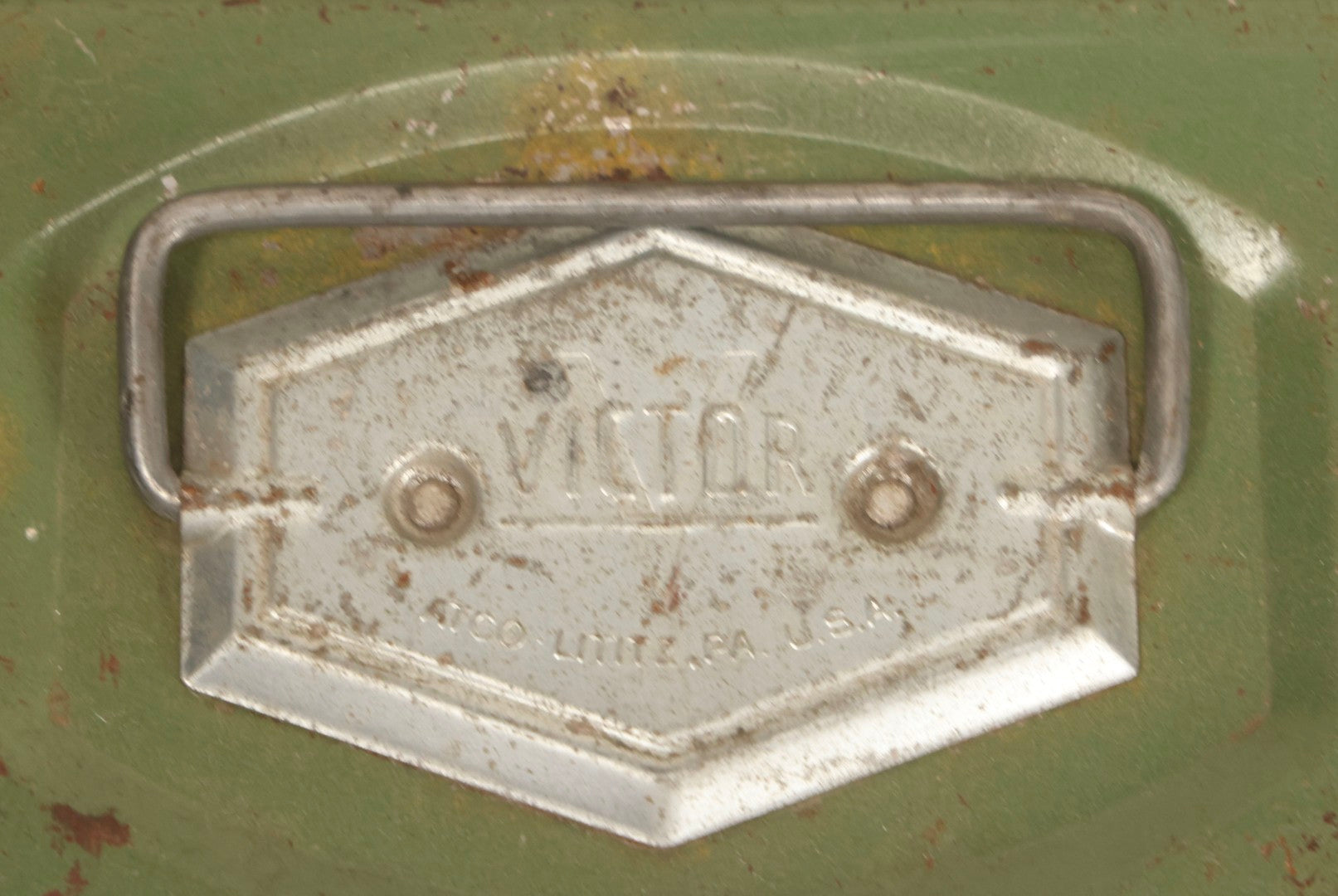 Lot 124 - Vintage Victor Green Metal Tackle Box With White Slotted Tray, Atco Lititz, Pennsylvania
