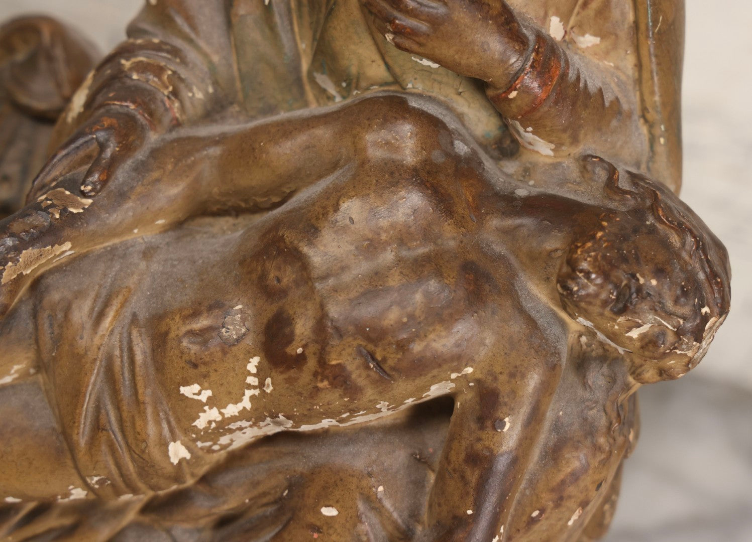 Lot 101 - Vintage Chalkware Pieta Figural Religious Sculpture Depicting The Virgin Mary With The Body Of Christ On Painted Base