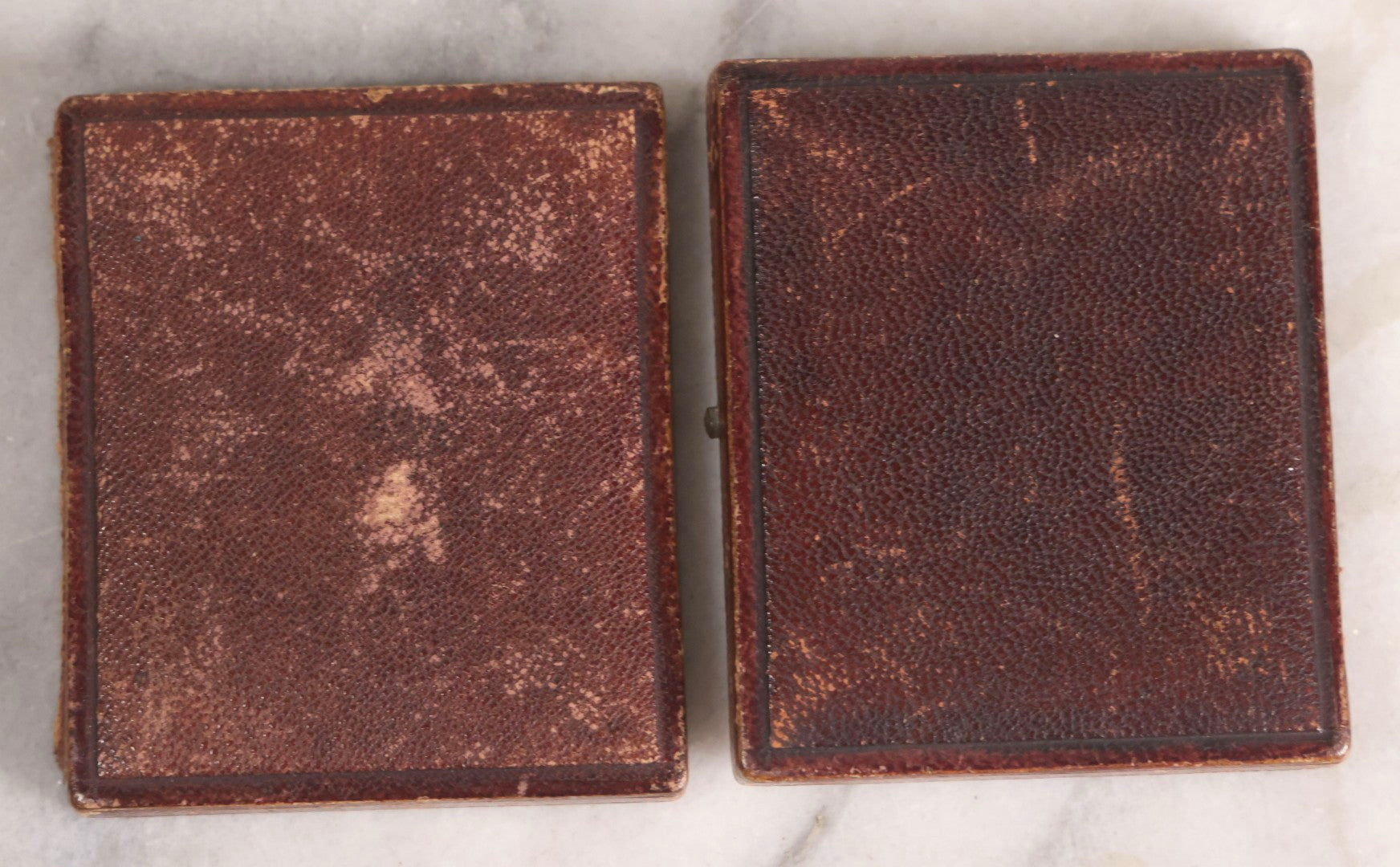Lot 145 - Antique 1/9th Plate Tintype Photograph Of Young Woman With Curly Hair In A Full Split Leatherette Case