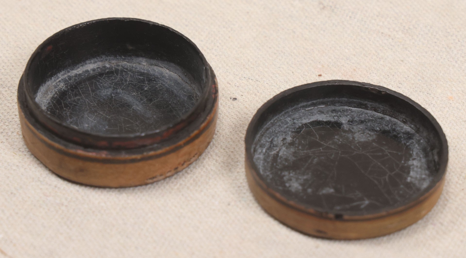 Lot 035 - Antique Hand-Painted Papier-Mâché Topsy-Turvy Portrait Snuff Box With Reversible Male And Female Faces