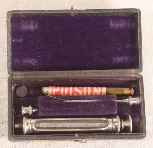 Lot 043 - Antique Hypodermic Syringe Kit In Leatherette Case With Two Needles And Vial Of Apomorphine Hydrochloride Hypodermic Tablets