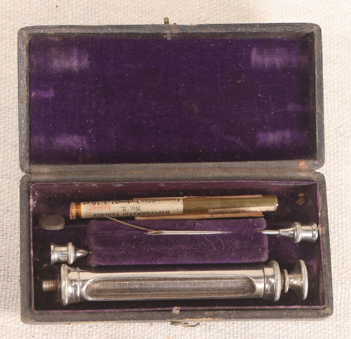 Lot 043 - Antique Hypodermic Syringe Kit In Leatherette Case With Two Needles And Vial Of Apomorphine Hydrochloride Hypodermic Tablets