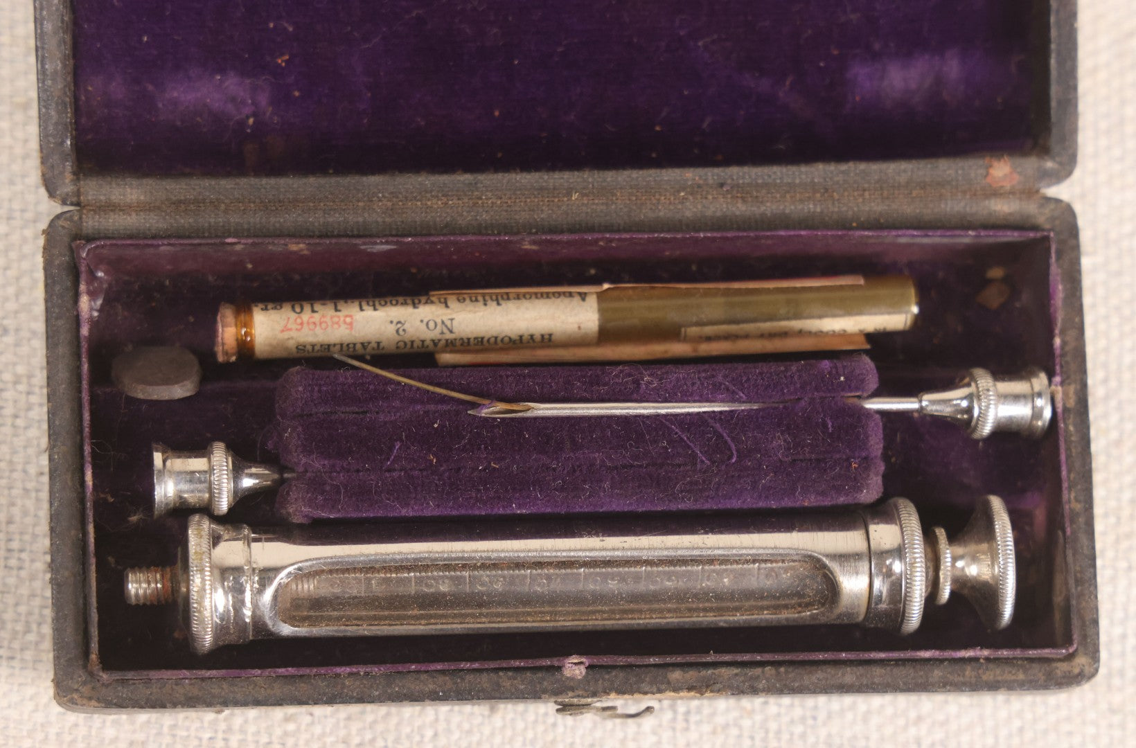 Lot 043 - Antique Hypodermic Syringe Kit In Leatherette Case With Two Needles And Vial Of Apomorphine Hydrochloride Hypodermic Tablets