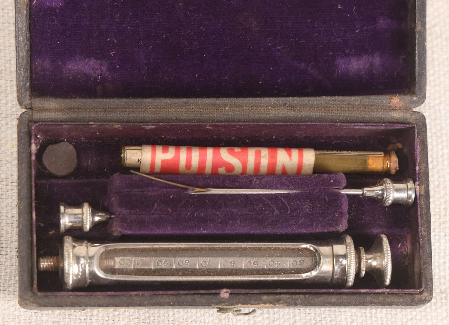 Lot 043 - Antique Hypodermic Syringe Kit In Leatherette Case With Two Needles And Vial Of Apomorphine Hydrochloride Hypodermic Tablets