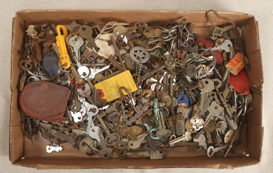 Lot 064 - Tray Lot Of Several Hundred Antique And Vintage Skeleton And Flat Keys With Associated Key Tags And Fobs