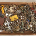 Lot 064 - Tray Lot Of Several Hundred Antique And Vintage Skeleton And Flat Keys With Associated Key Tags And Fobs