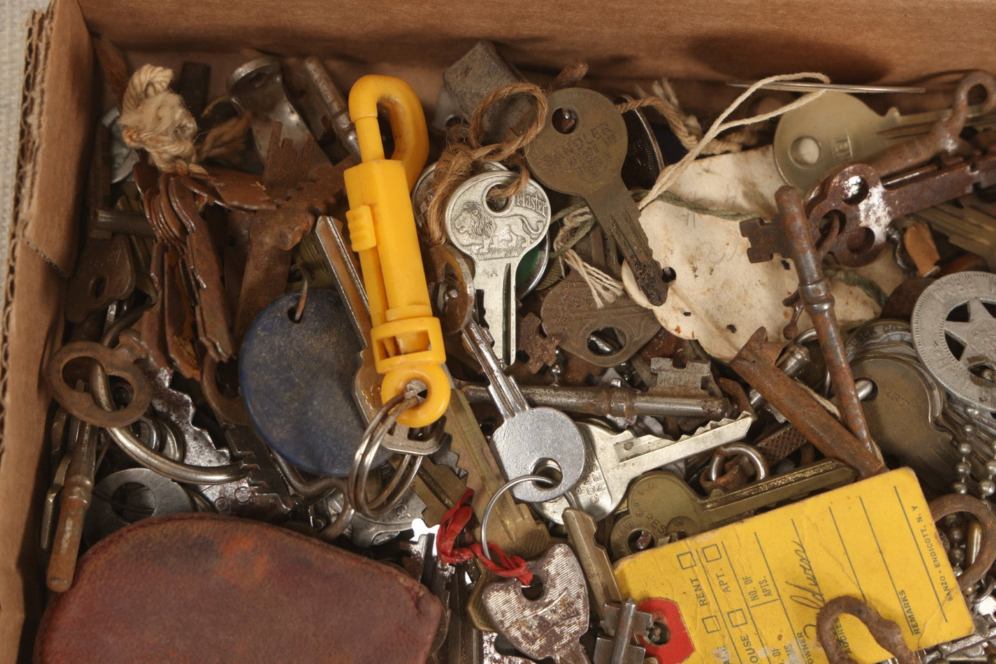 Lot 064 - Tray Lot Of Several Hundred Antique And Vintage Skeleton And Flat Keys With Associated Key Tags And Fobs