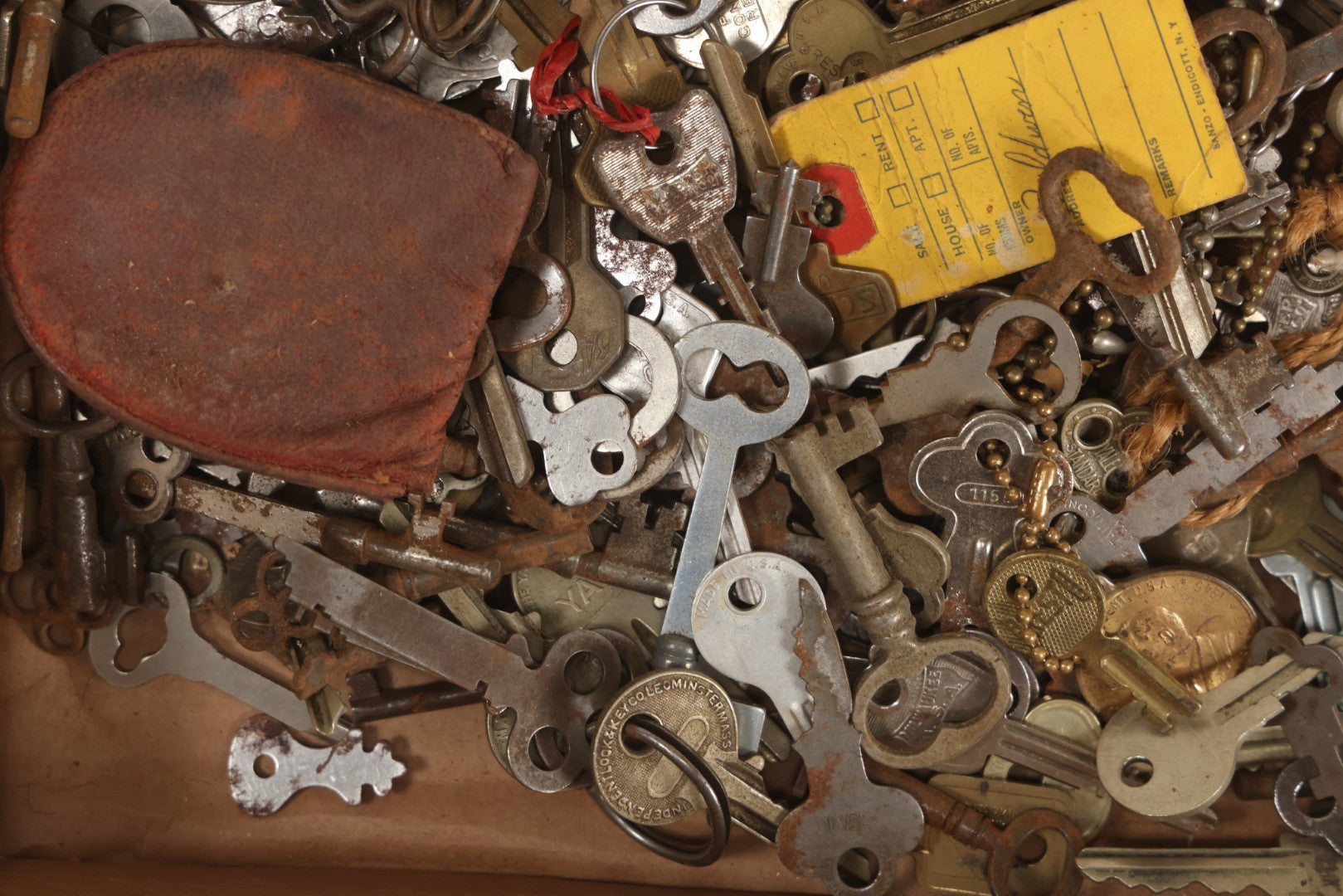 Lot 064 - Tray Lot Of Several Hundred Antique And Vintage Skeleton And Flat Keys With Associated Key Tags And Fobs