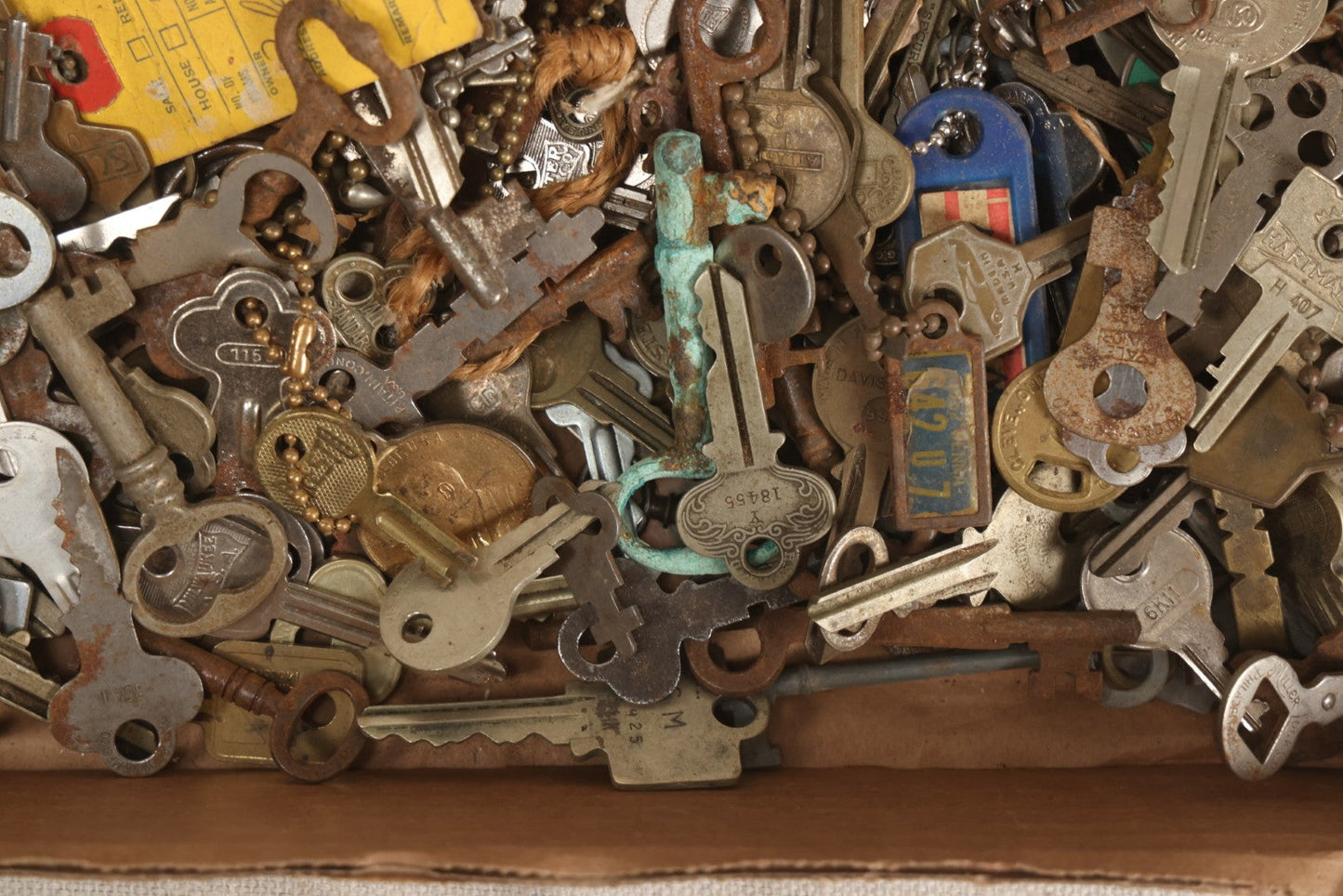 Lot 064 - Tray Lot Of Several Hundred Antique And Vintage Skeleton And Flat Keys With Associated Key Tags And Fobs