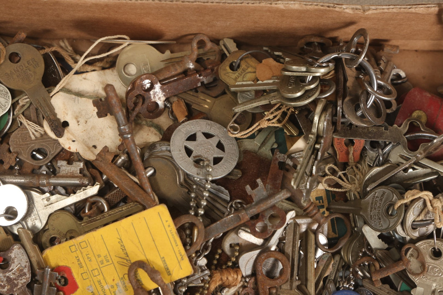 Lot 064 - Tray Lot Of Several Hundred Antique And Vintage Skeleton And Flat Keys With Associated Key Tags And Fobs