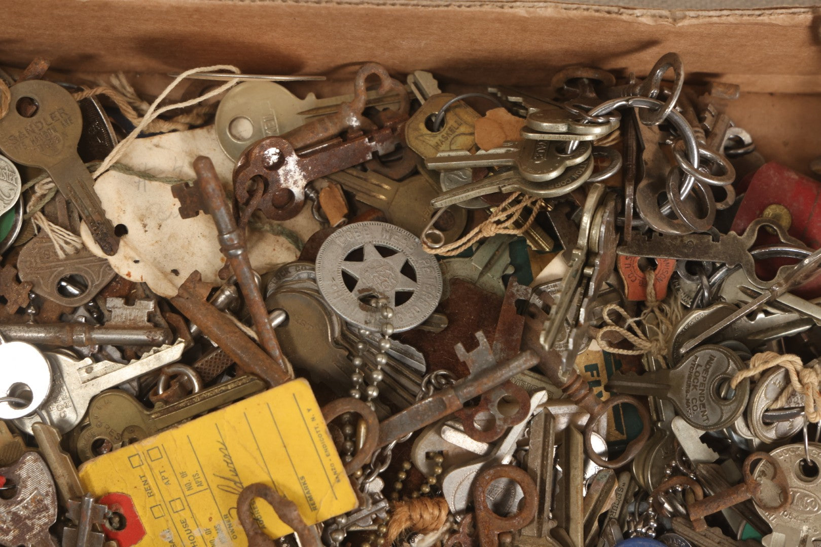 Lot 064 - Tray Lot Of Several Hundred Antique And Vintage Skeleton And Flat Keys With Associated Key Tags And Fobs