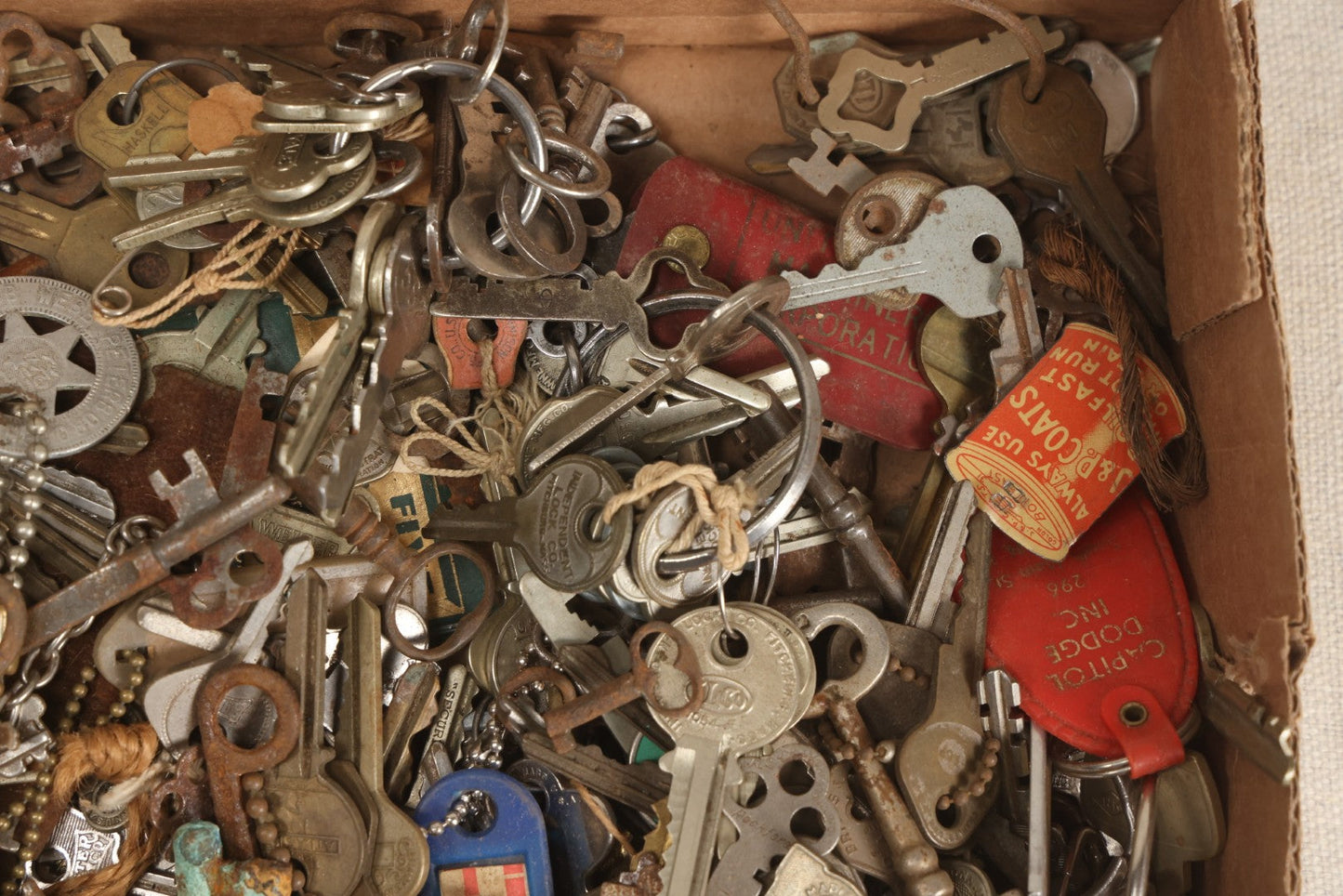 Lot 064 - Tray Lot Of Several Hundred Antique And Vintage Skeleton And Flat Keys With Associated Key Tags And Fobs