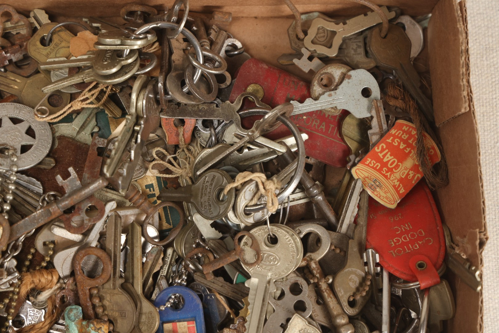 Lot 064 - Tray Lot Of Several Hundred Antique And Vintage Skeleton And Flat Keys With Associated Key Tags And Fobs