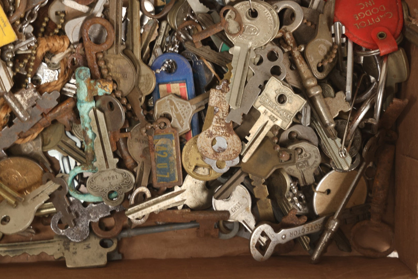Lot 064 - Tray Lot Of Several Hundred Antique And Vintage Skeleton And Flat Keys With Associated Key Tags And Fobs