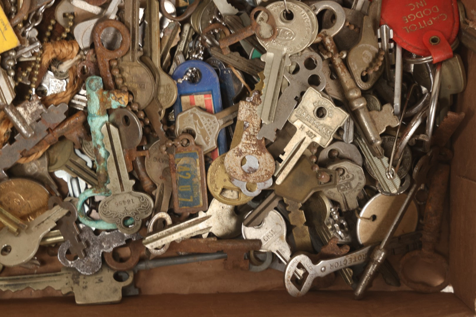 Lot 064 - Tray Lot Of Several Hundred Antique And Vintage Skeleton And Flat Keys With Associated Key Tags And Fobs